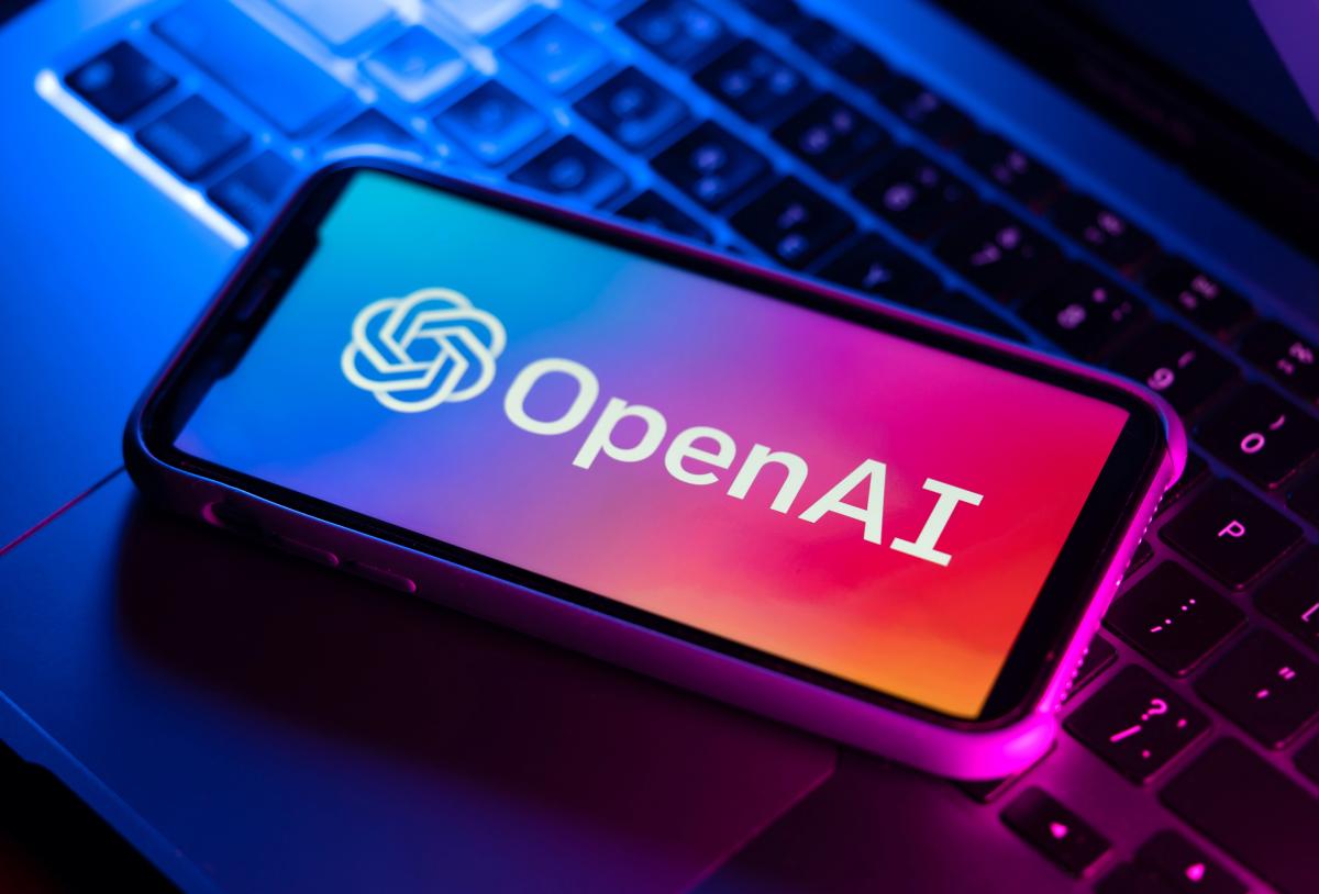 OpenAI купила стартап бывшего главного дизайнера Apple