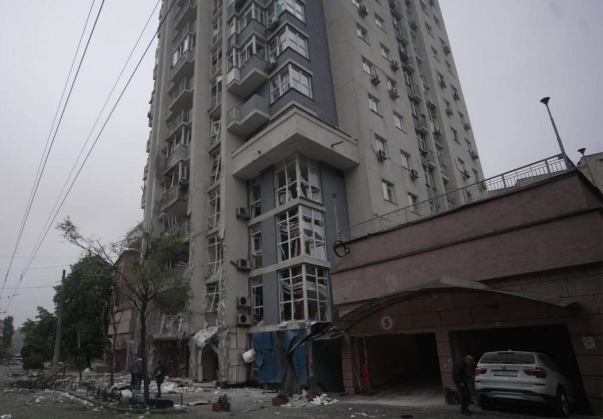 В Киеве при ночной атаке пострадали более 10 человек, трое госпитализированы (фото)
