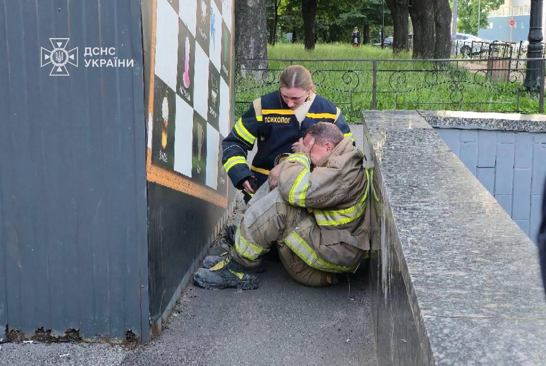 Во время ночного удара россиян в Киеве погибли спасатели (фото)