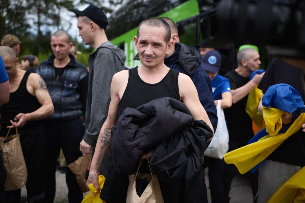Украина провела еще один обмен пленными с Россией: Зеленский заявил, что им требуется лечение