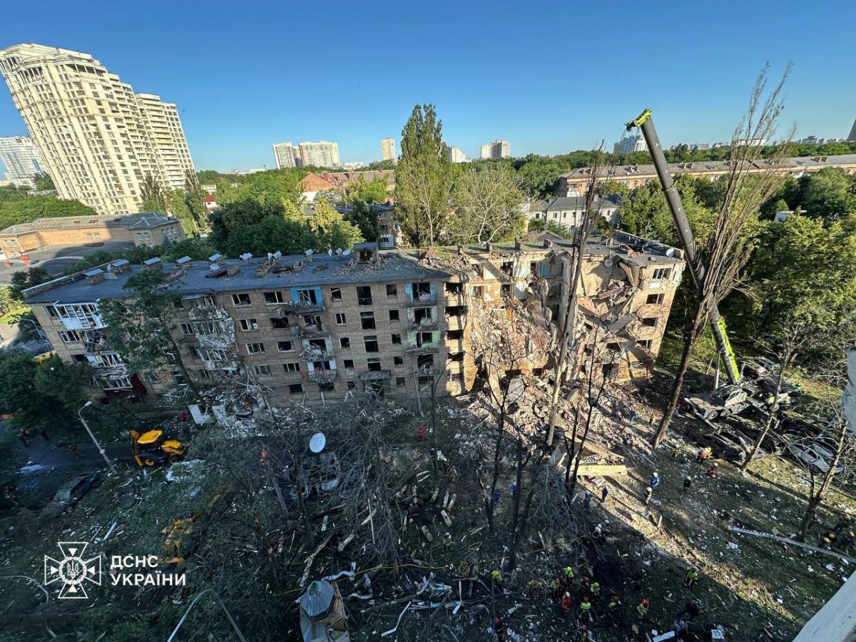 Пробила аж до подвала: глава МВД о попадании ракеты в 5-этажку в Киеве