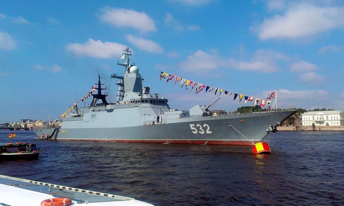 Боевые корабли РФ начали открыто сопровождать танкеры “теневого флота” в Ла-Манше
