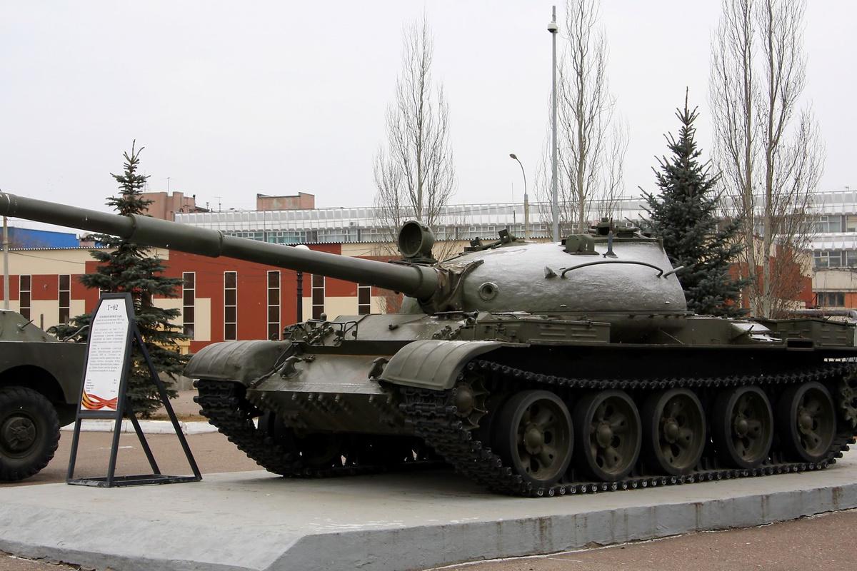 Резервы истощены: РФ начала расконсервировать устаревшие танки Т-62, – разведка