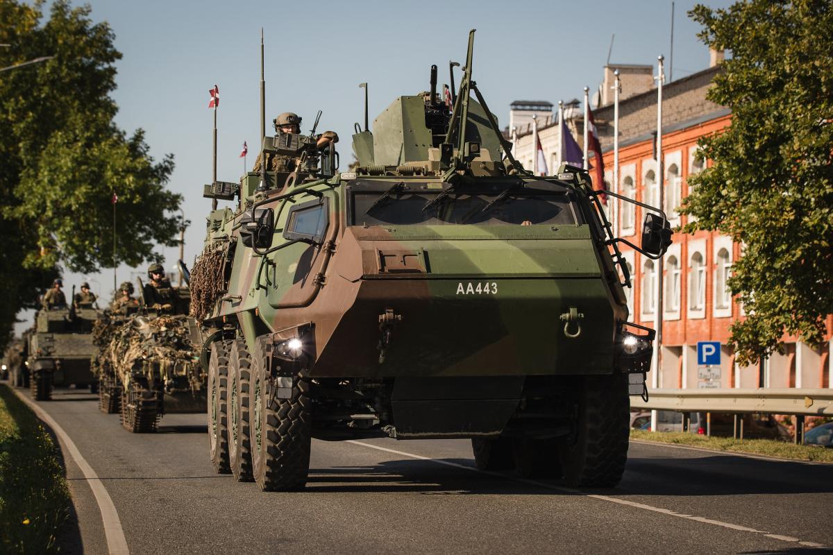 Украина получит от Латвии бронетранспортеры Patria 6×6