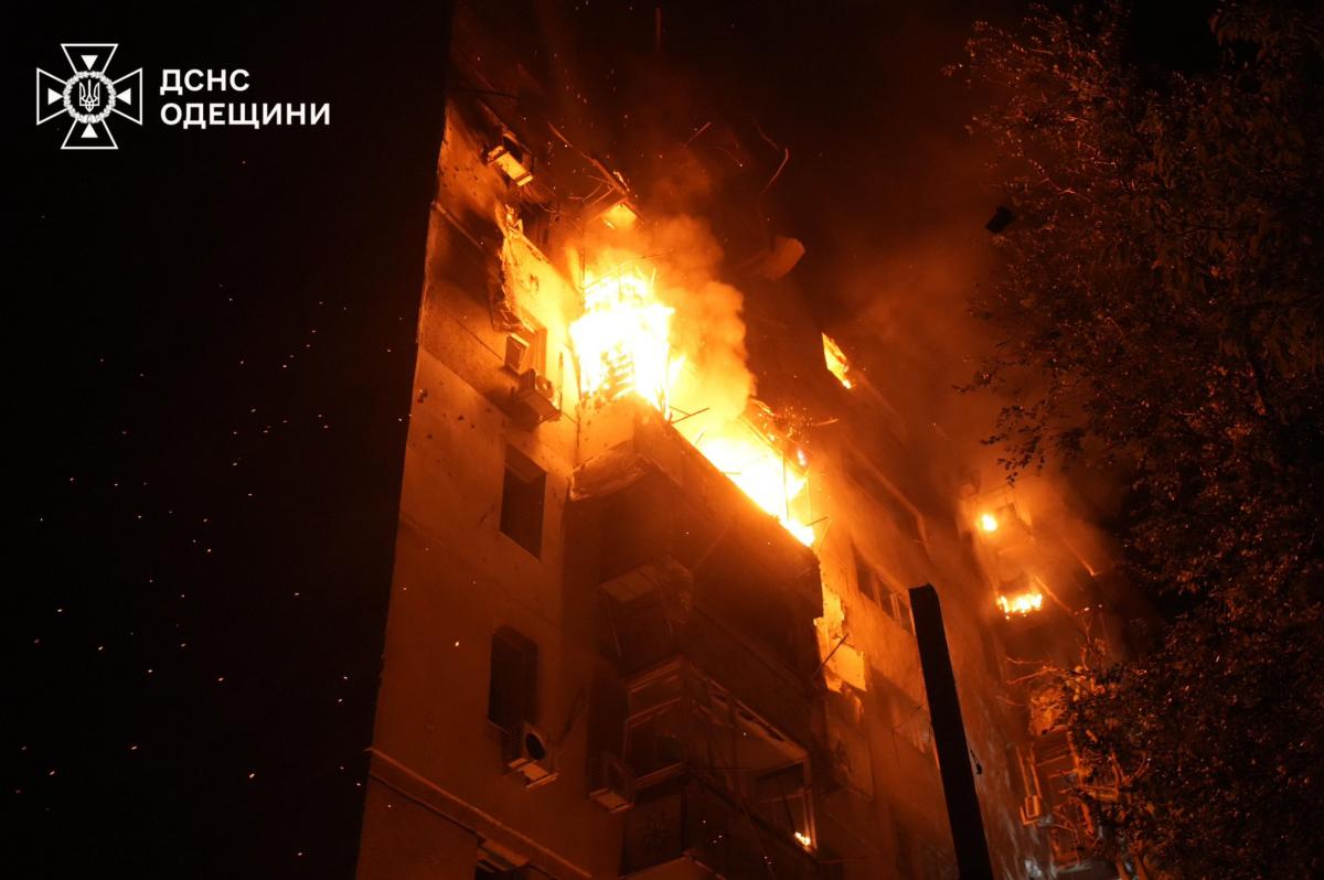 Ночной удар РФ по Одессе: в ГСЧС показали кадры спасательной операции
