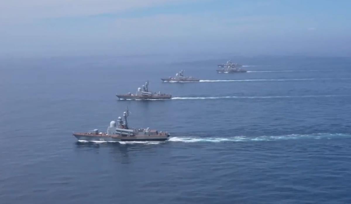Российские оккупанты начали масштабные военно-морские учения (видео)