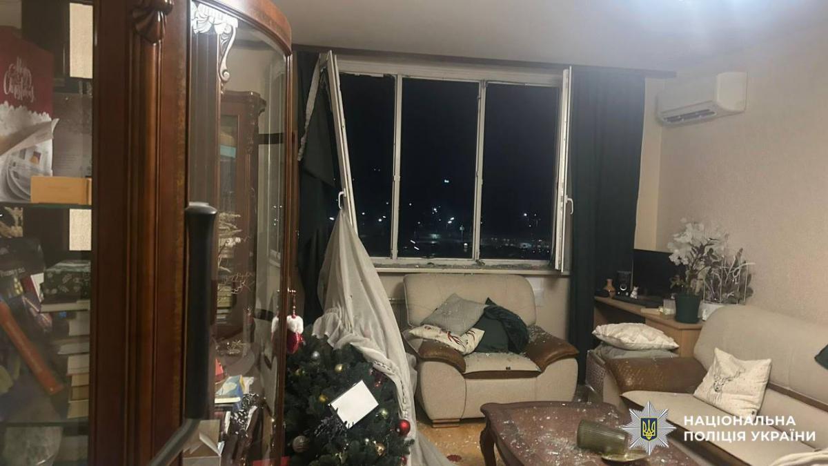 Выбиты окна, пострадал ребенок: в полиции показали последствия атаки на Киев (фото)