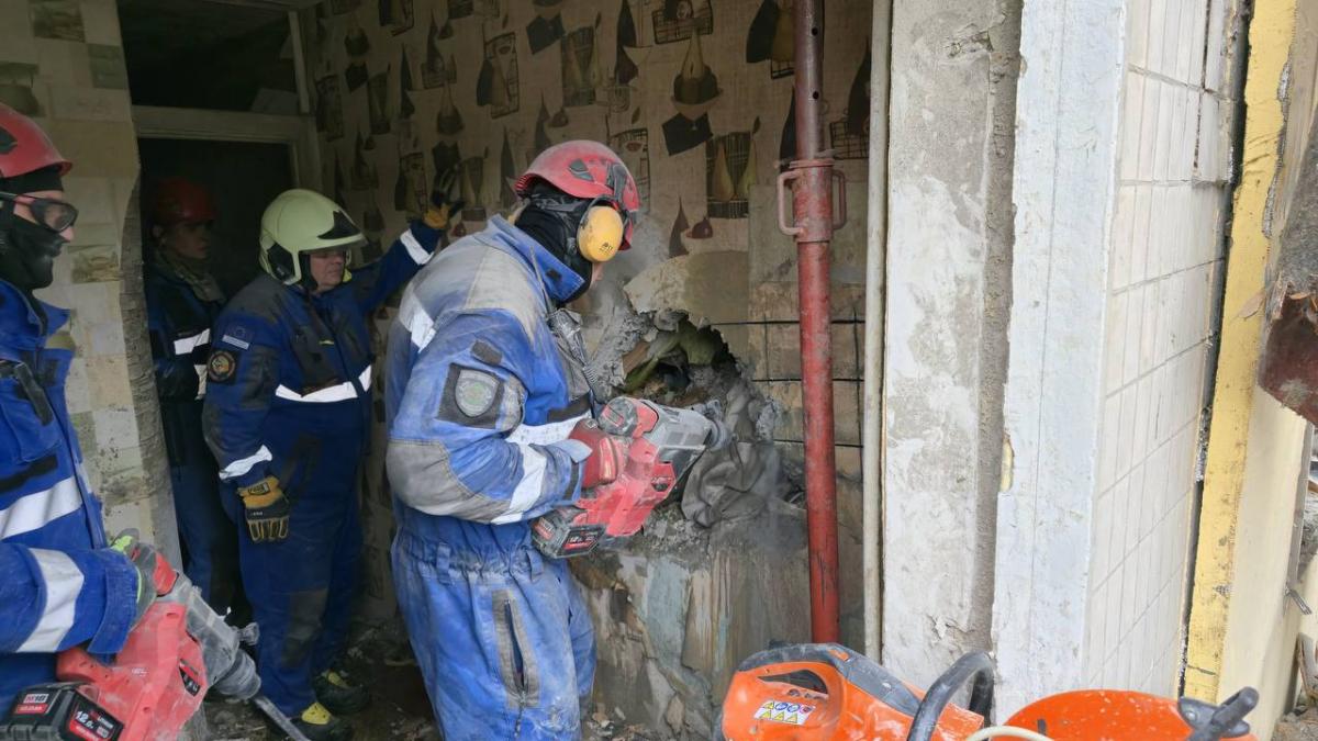 В Киеве спасли мужчину из-под завалов разрушенного дома: детали операции (фото, видео)