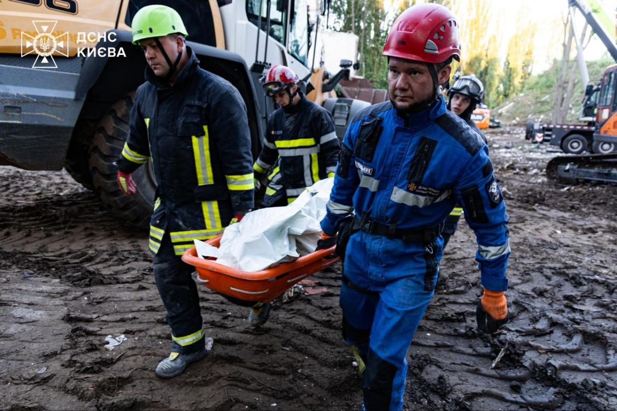 В Киеве резко возросло количество погибших после удара россиян по многоэтажке (фото)