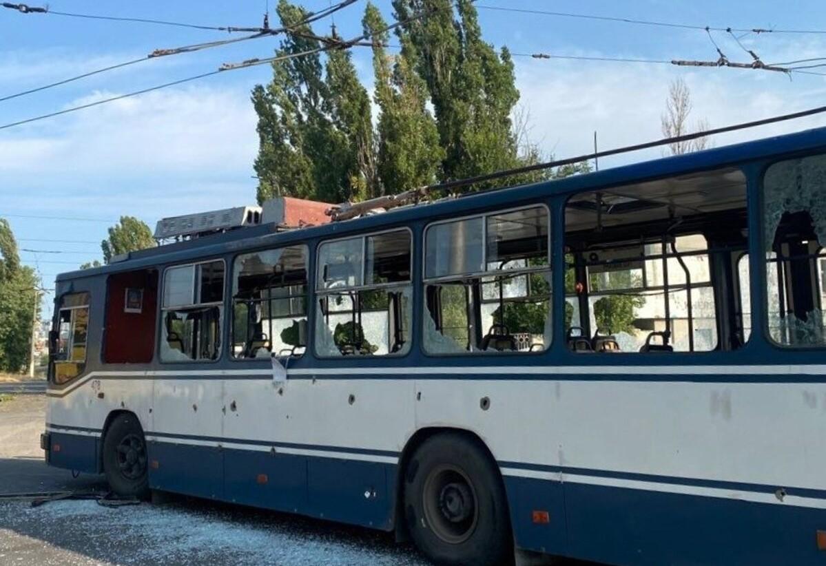 В пригороде Херсона оккупанты ударили по пассажирскому автобусу: есть погибшие и раненые