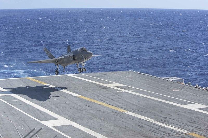 Британский истребитель F-35 совершил аварийную посадку в Японии