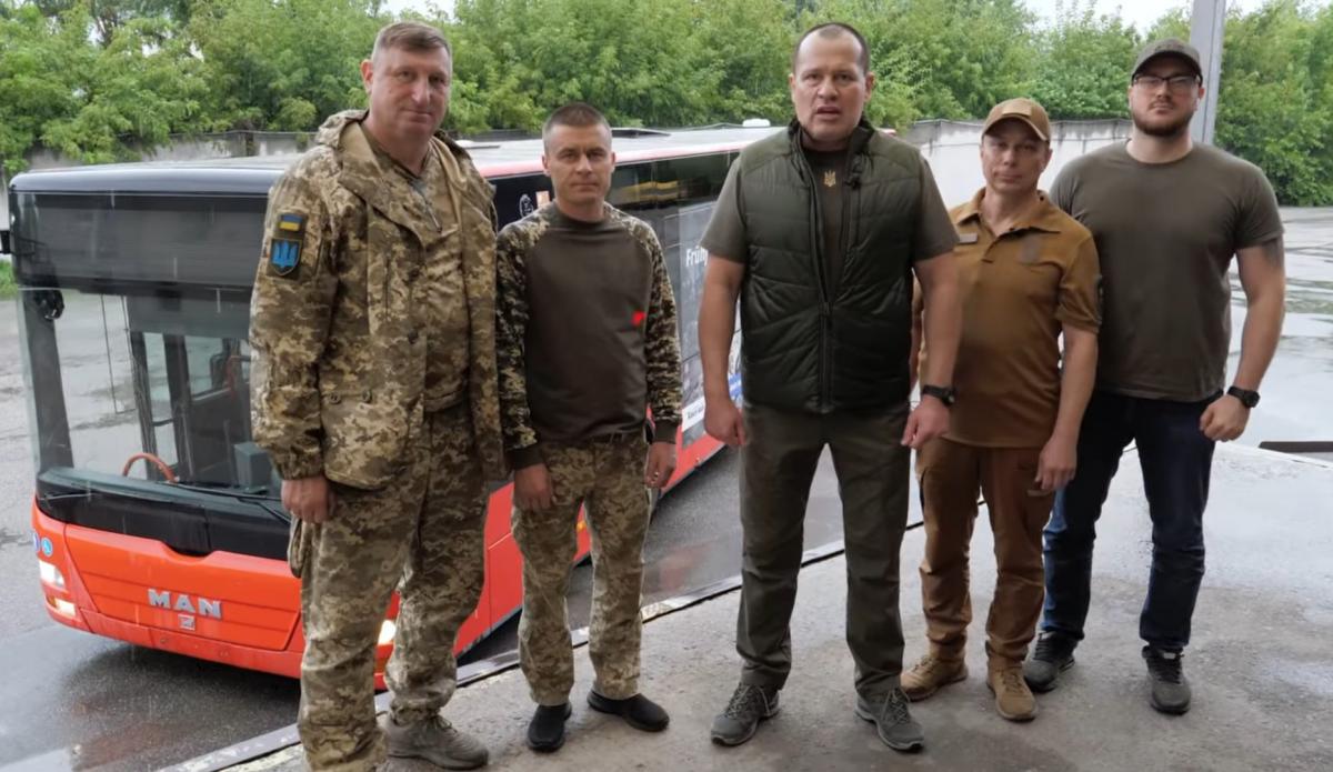Бойцы 72 бригады получили автобус от “Украинской команды”, – Артур Палатный