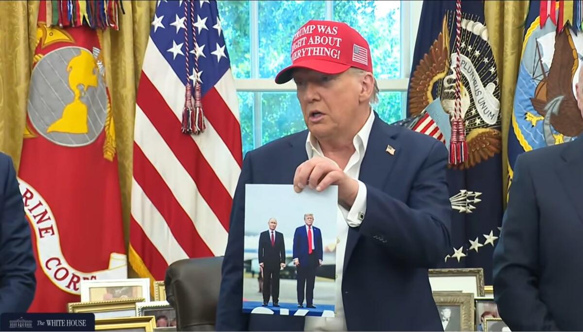 Я подумал, что вы захотите это увидеть: Трамп показал, чье фото хранит в своем столе