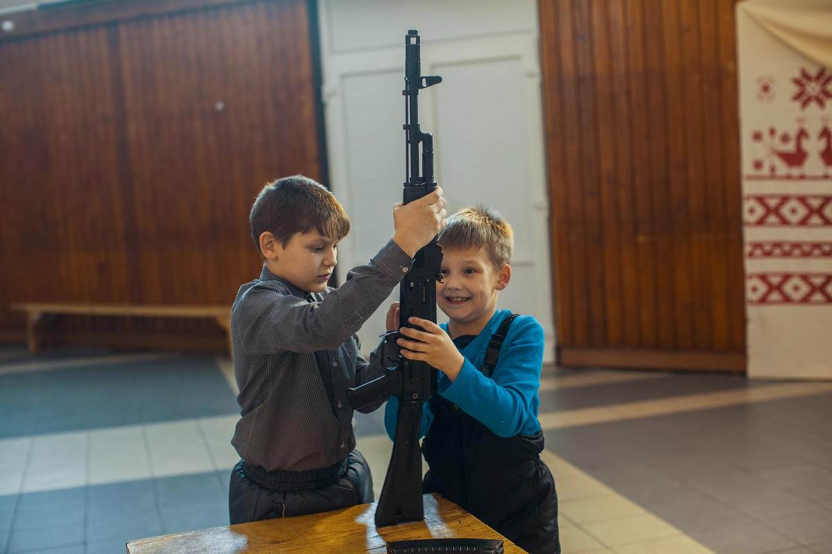 Россияне учат детей 8-летнего возраста бросать гранаты, – репортаж Reuters из спецлагеря