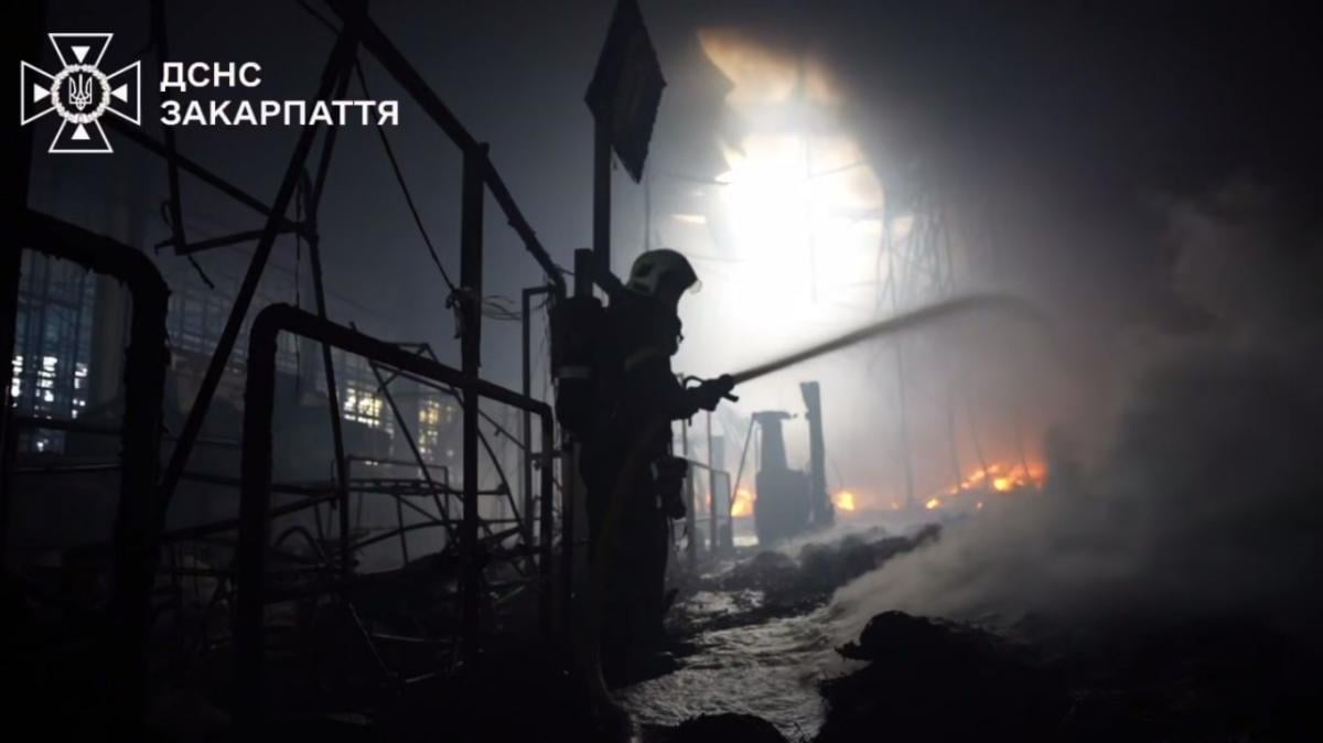 В Мукачево на третьи сутки потушили пожар после российского обстрела, – ГСЧС
