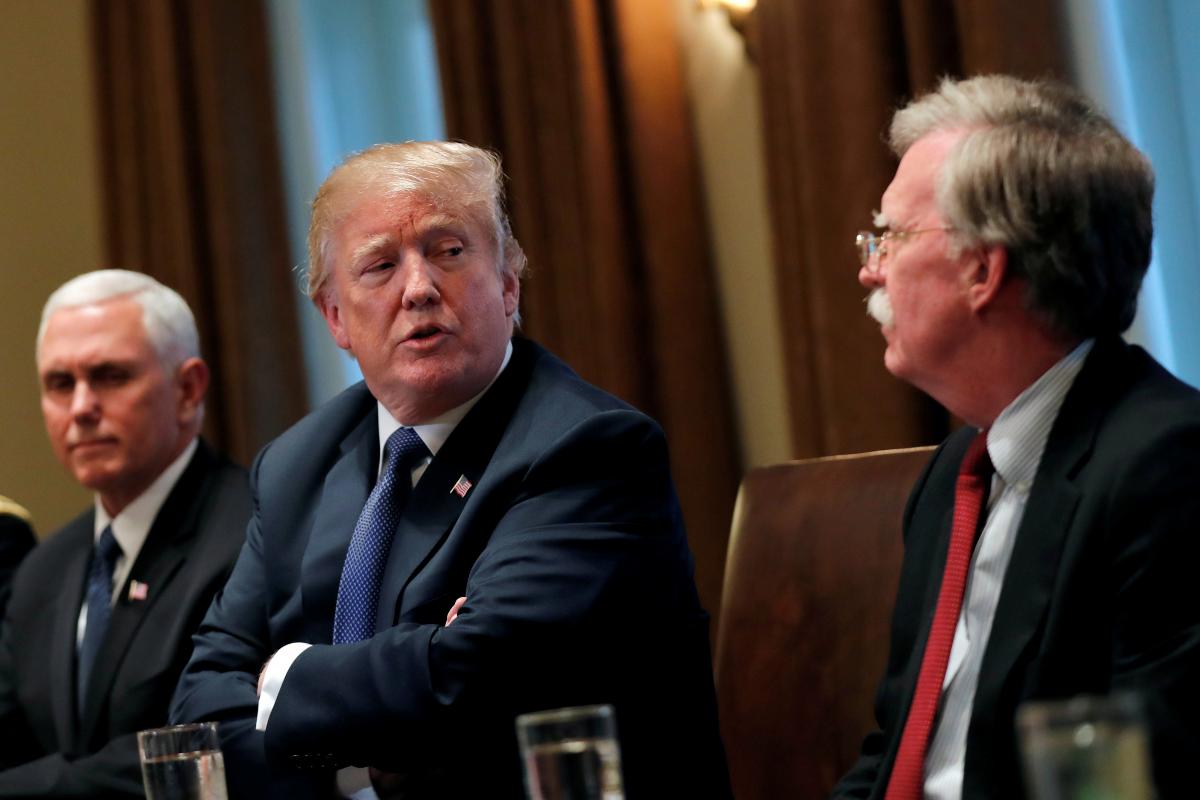 В WSJ объяснили, зачем Трамп начал “вендетту” против своего критика Болтона