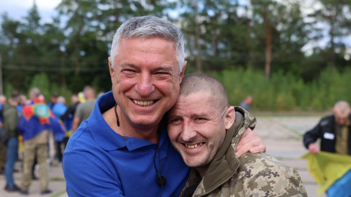 Журналисты, медик и один мэр: Украина вернула из неволи военных и гражданских
