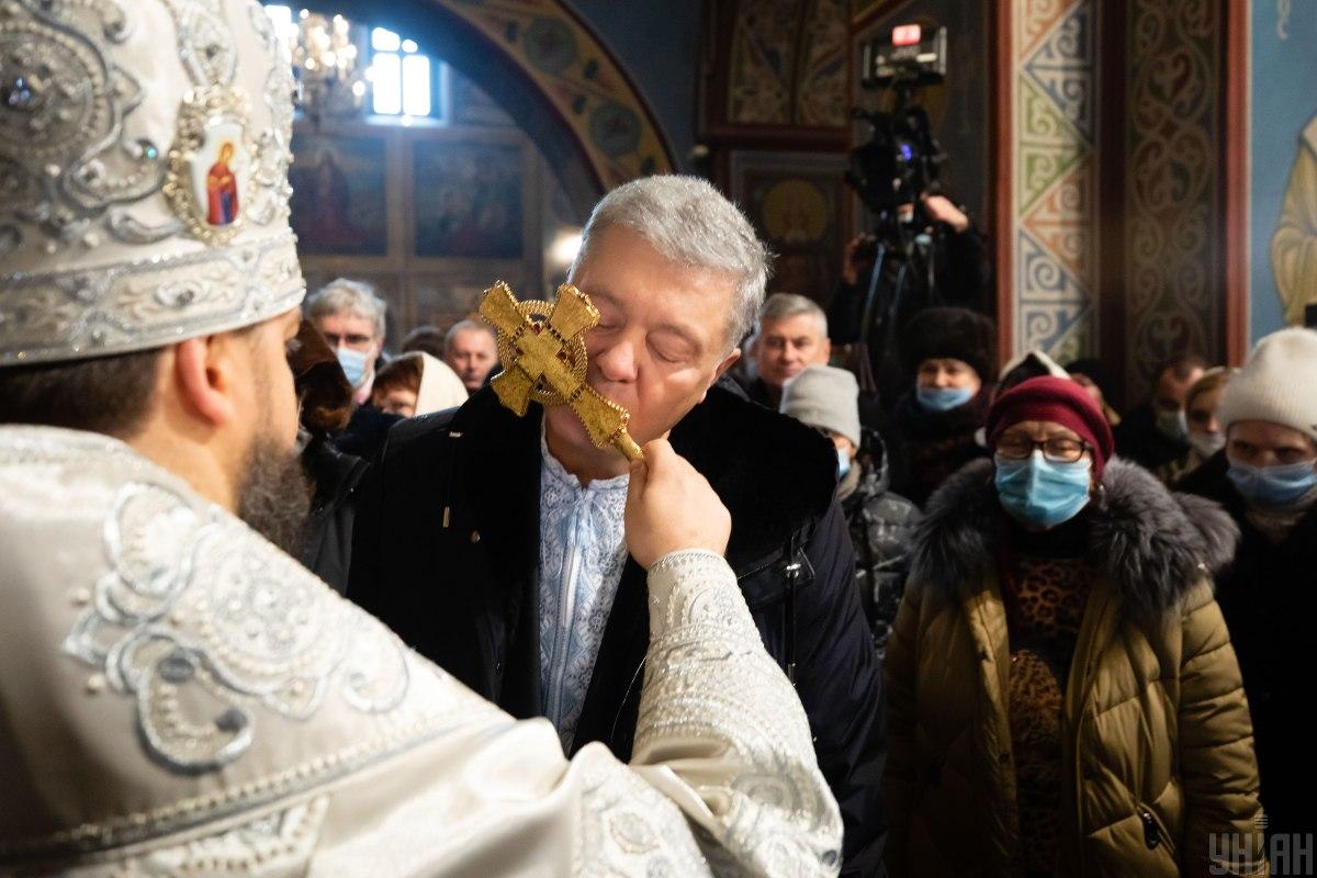 Порошенко признал УПЦ МП “церковью агрессора”, хотя сам годами был ее меценатом и прислуживал там пономарем, – эксперт