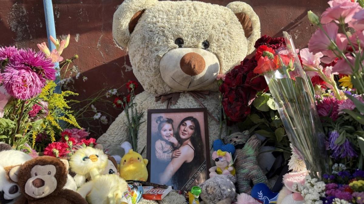 В Киеве попрощались с 2-летней Ангелиной и ее мамой, которых убила российская ракета (фото)