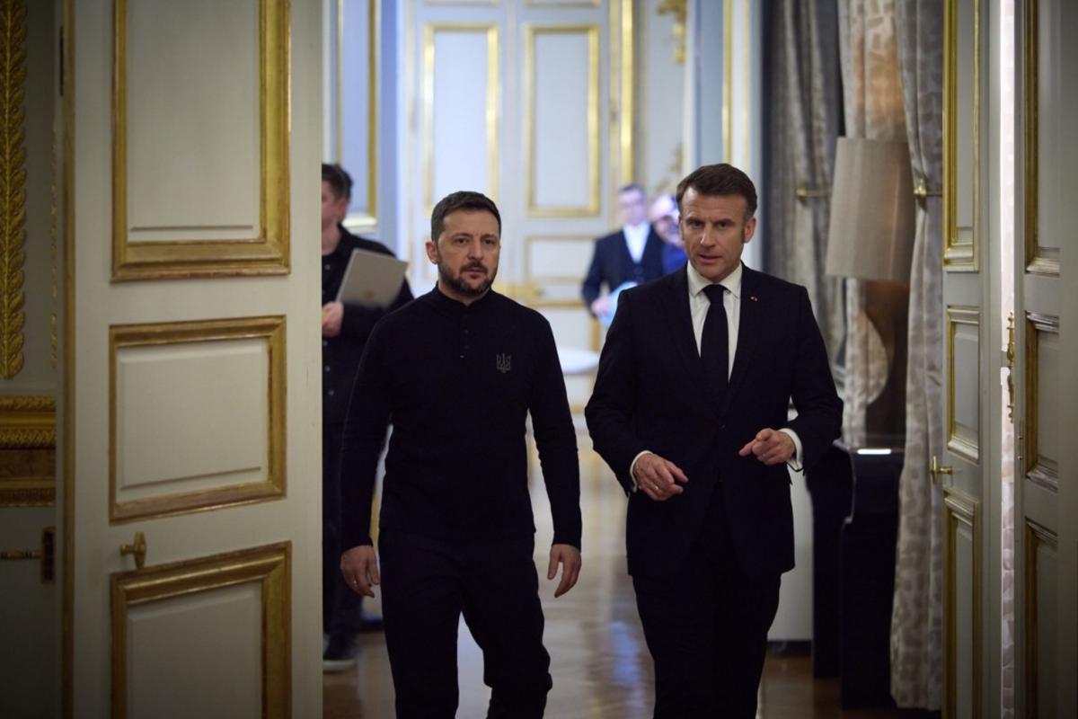 26 стран согласились отправить или финансировать миротворцев в Украине, – Макрон