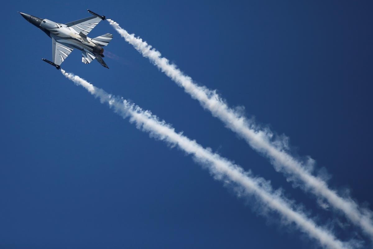 Венесуэльские F-16 демонстративно пролетели над эсминцем США