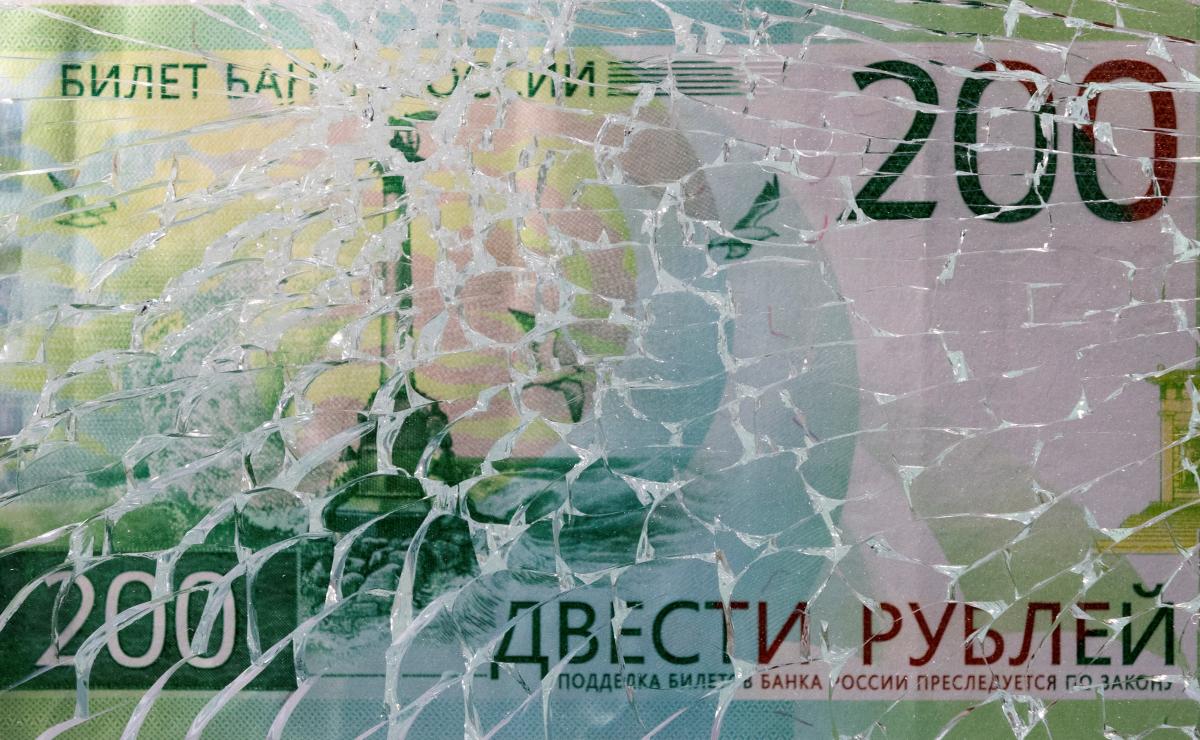 Рубль летит в бездну: “деревянный” обновил многомесячные минимумы к ряду валют