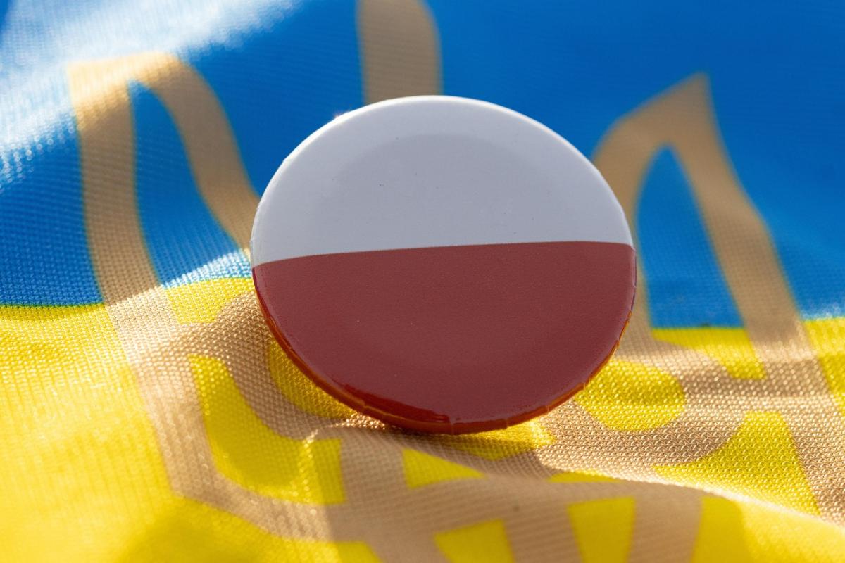 Фрагмент ракеты пробил крышу: РФ повредила здание посольства Польши во время атаки на Киев