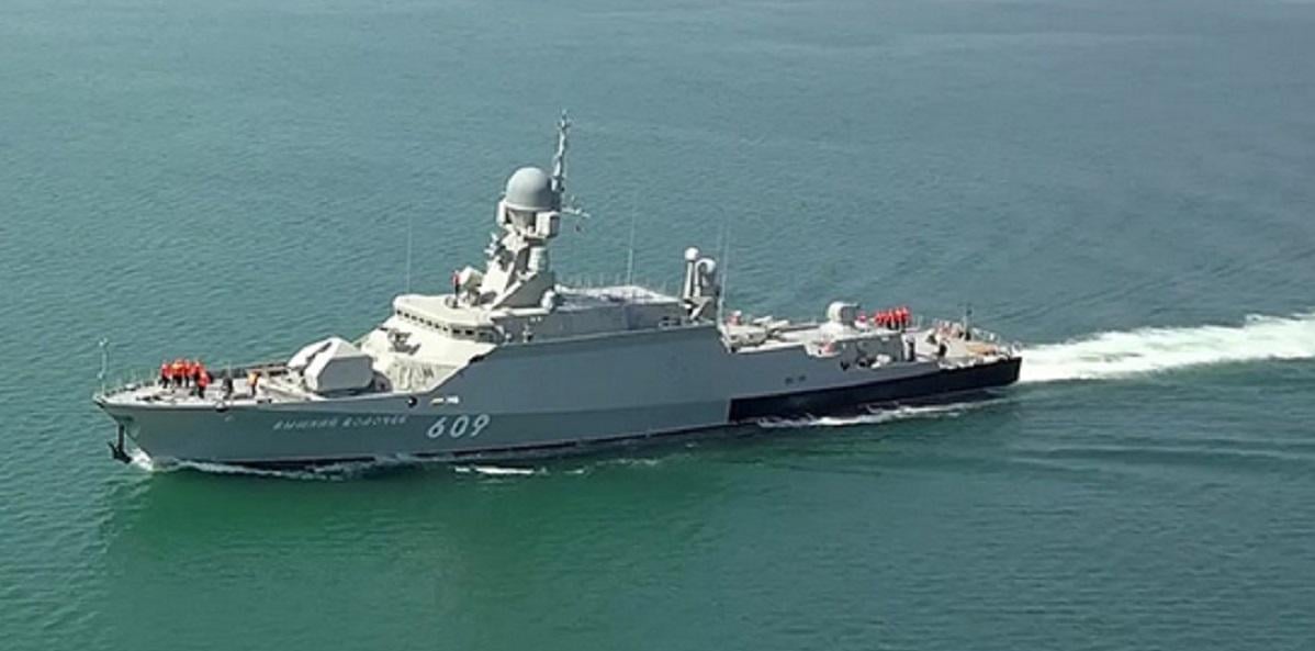 Российский корабль “убегал” от украинских дронов и врезался в танкер