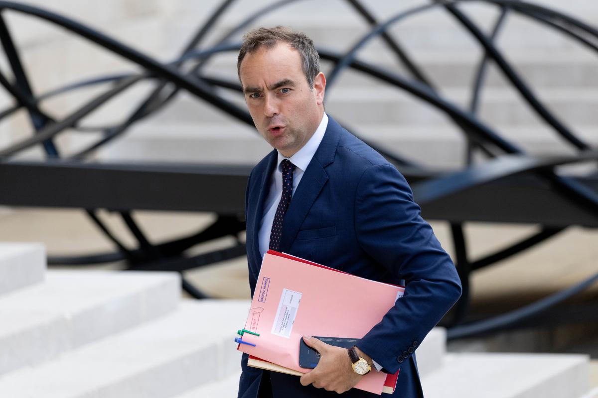 Премьер-министр Франции подал в отставку уже на следующий день после представления правительства