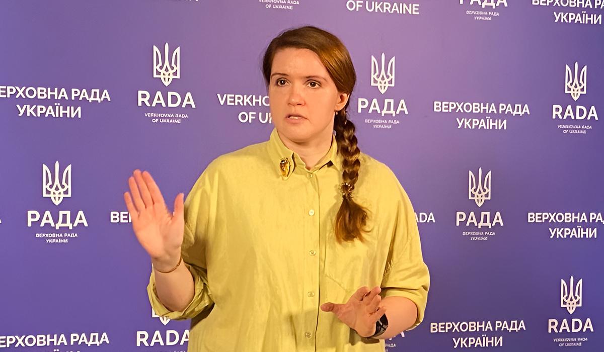 “Два часа стучала в дверь разными частями тела”: Безуглая устроила скандал в Раде