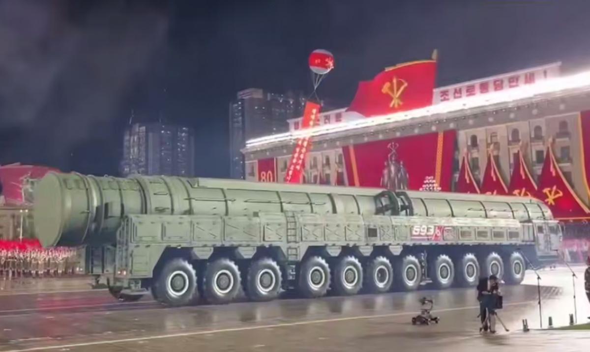 На параде в КНДР показали новую межконтинентальную ракету, которая якобы способна поразить США