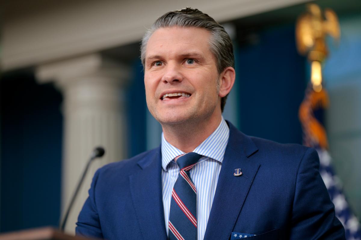 Самолет главы Пентагона подал сигнал тревоги на пути в США: что известно