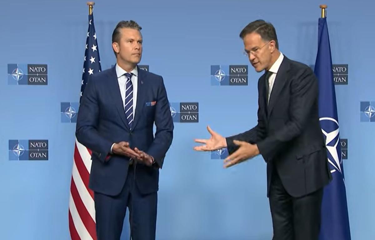 Гегсет приехал в Европу, чтобы продать еще больше американского оружия Украине