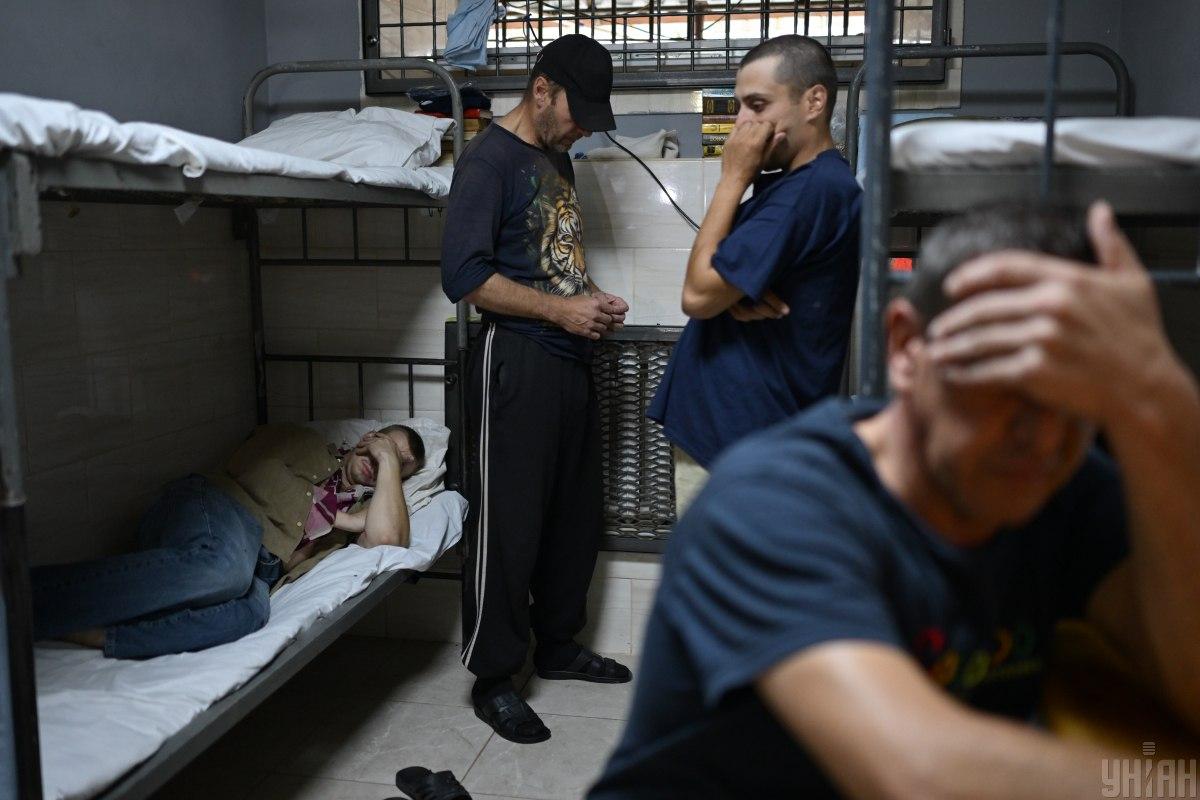 Скупаются в магазине и учат украинский: как живут россияне в лагере для пленных (фото)