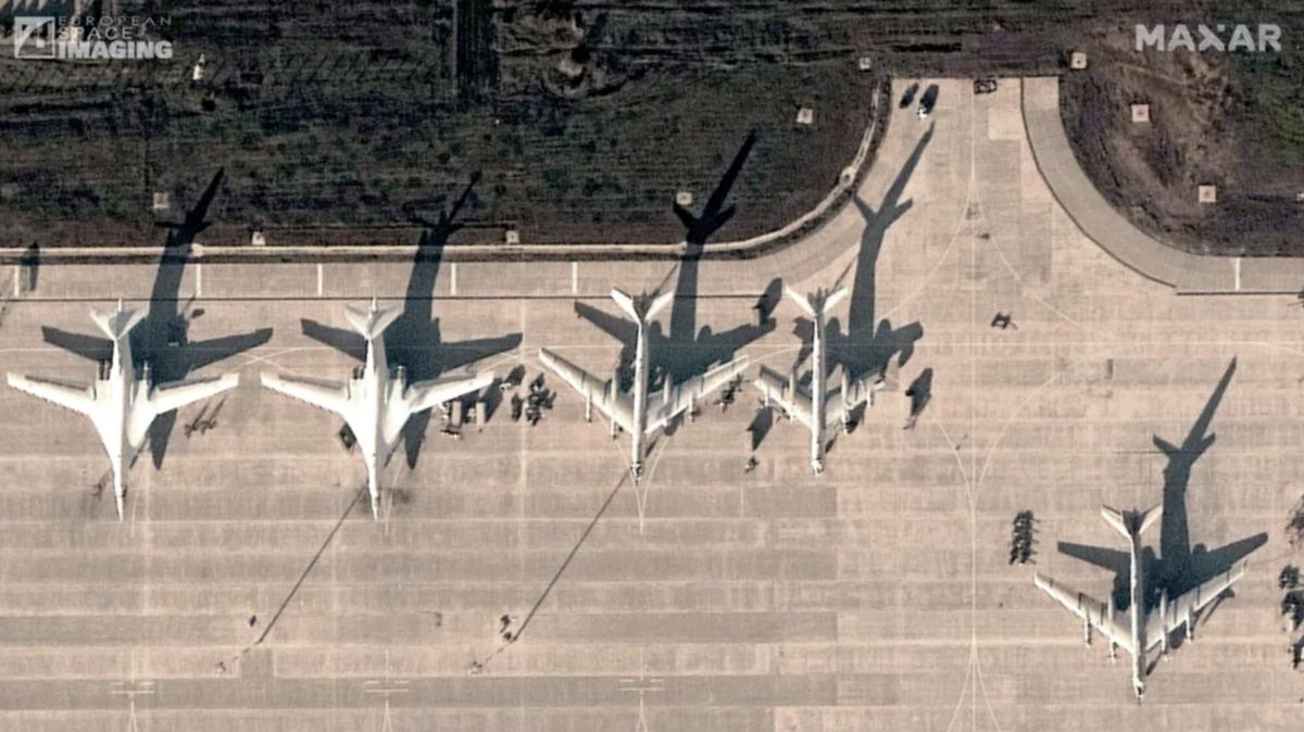 РФ начала строить новые места для самолетов на авиабазе “Энгельс-2” (спутниковые снимки)