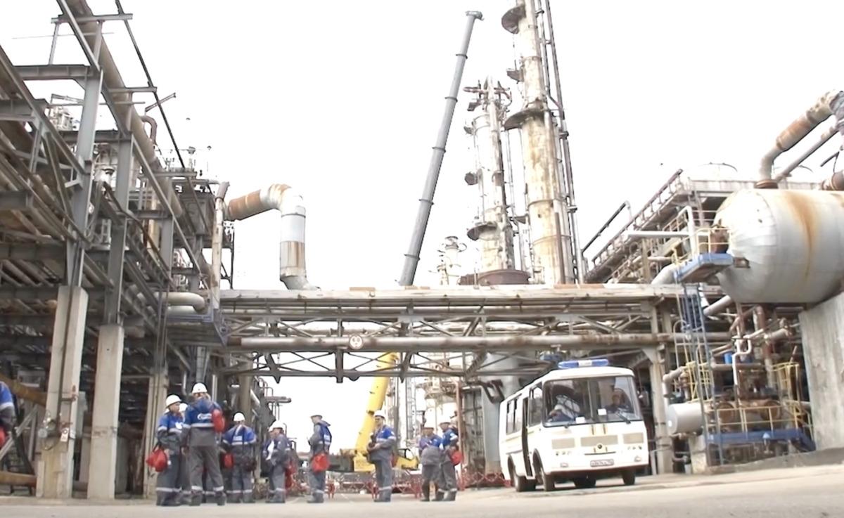 Один из газовых заводов-гигантов в РФ приостановил свою работу из-за украинской атаки