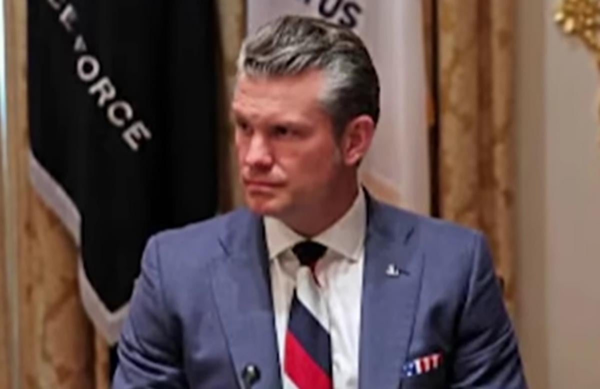 В Пентагоне грубо ответили журналисту на вопрос о галстуке Гегсета