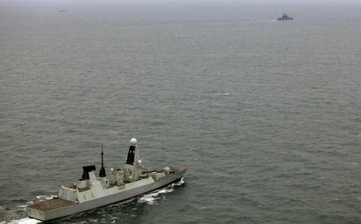 Корабль королевского флота Великобритании “вел” российский эсминец в Ла-Манше