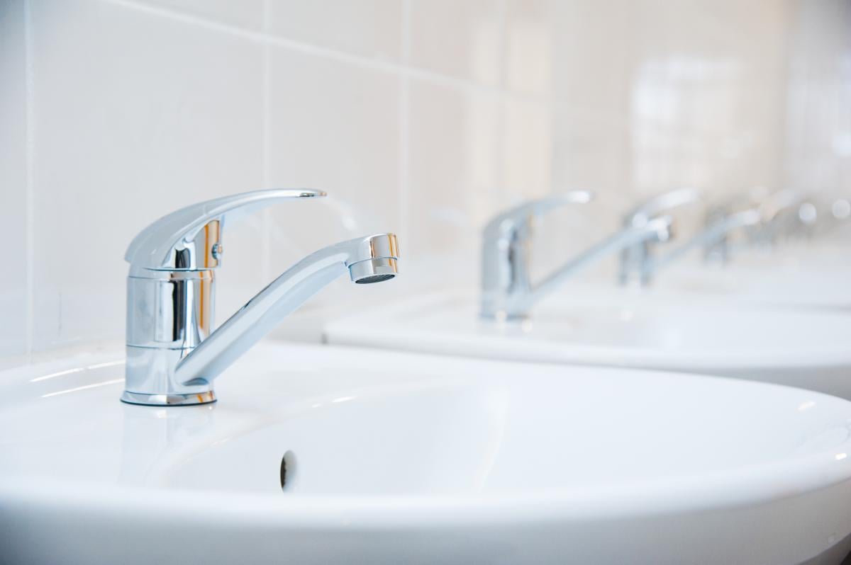 Из-за ночного удара по столице часть киевлян осталась без горячей воды, – КГГА