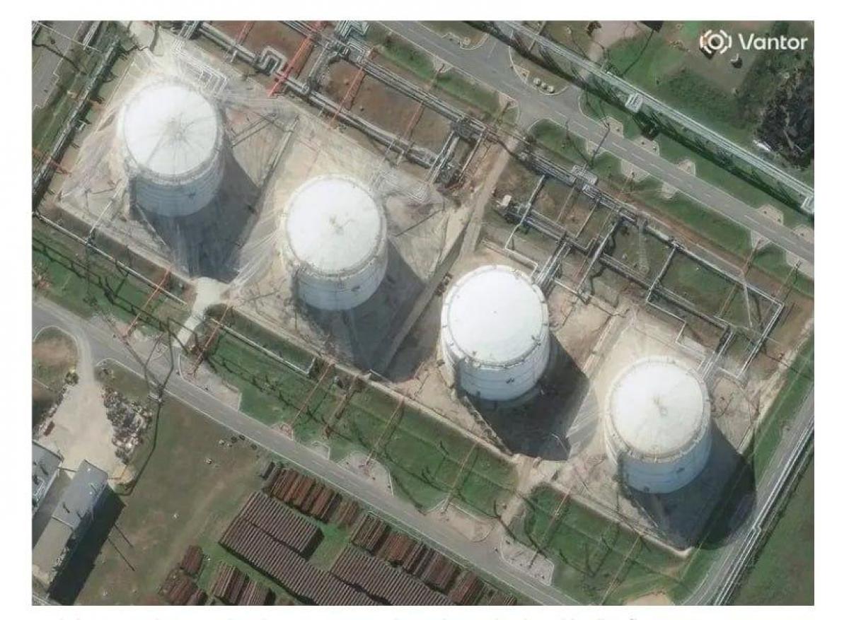 Дым и противодроновые сети: спутниковые снимки запечатлели российские НПЗ в огне