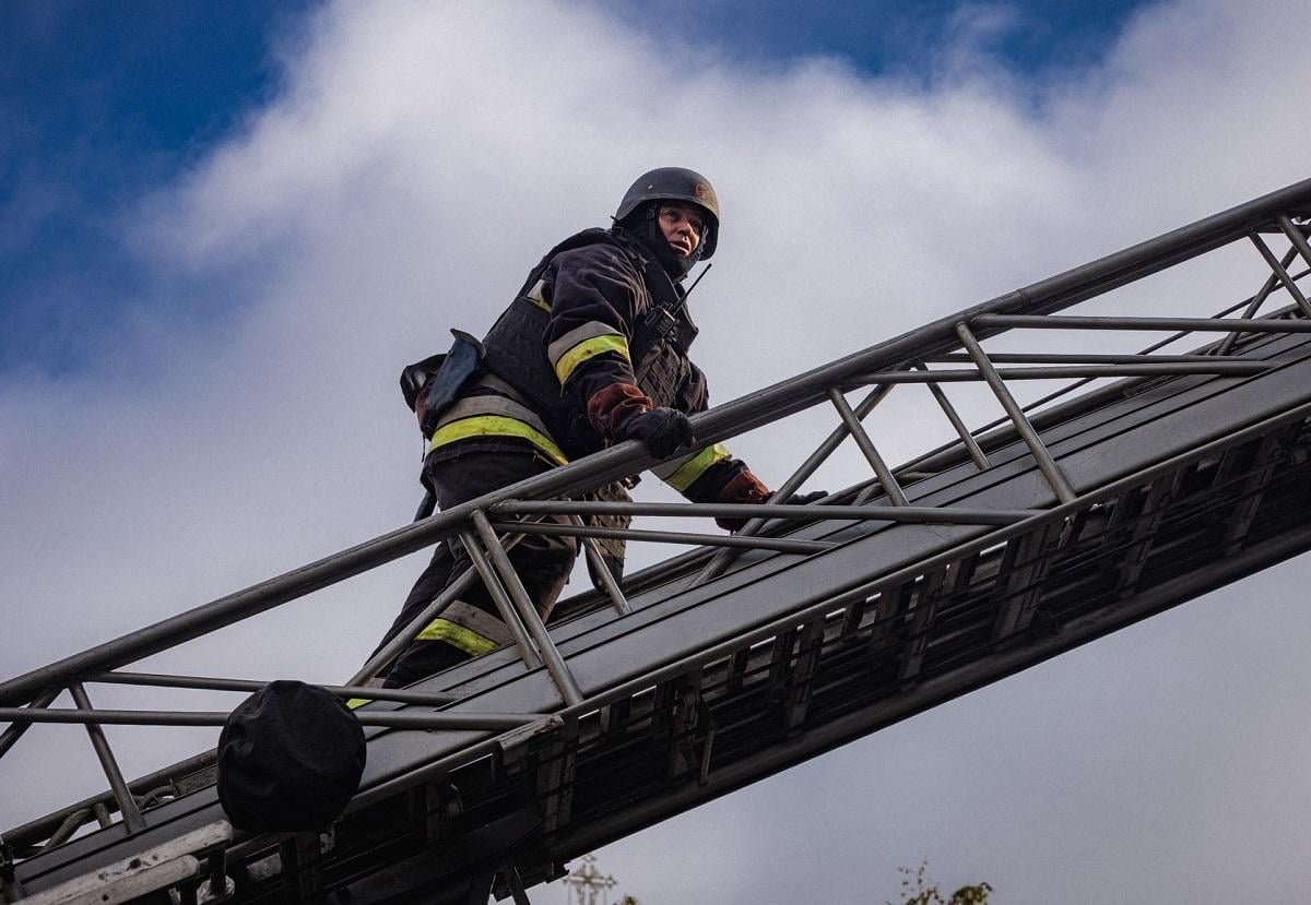 РФ атаковала Харьков авиабомбами, попав по предприятию и автобазе