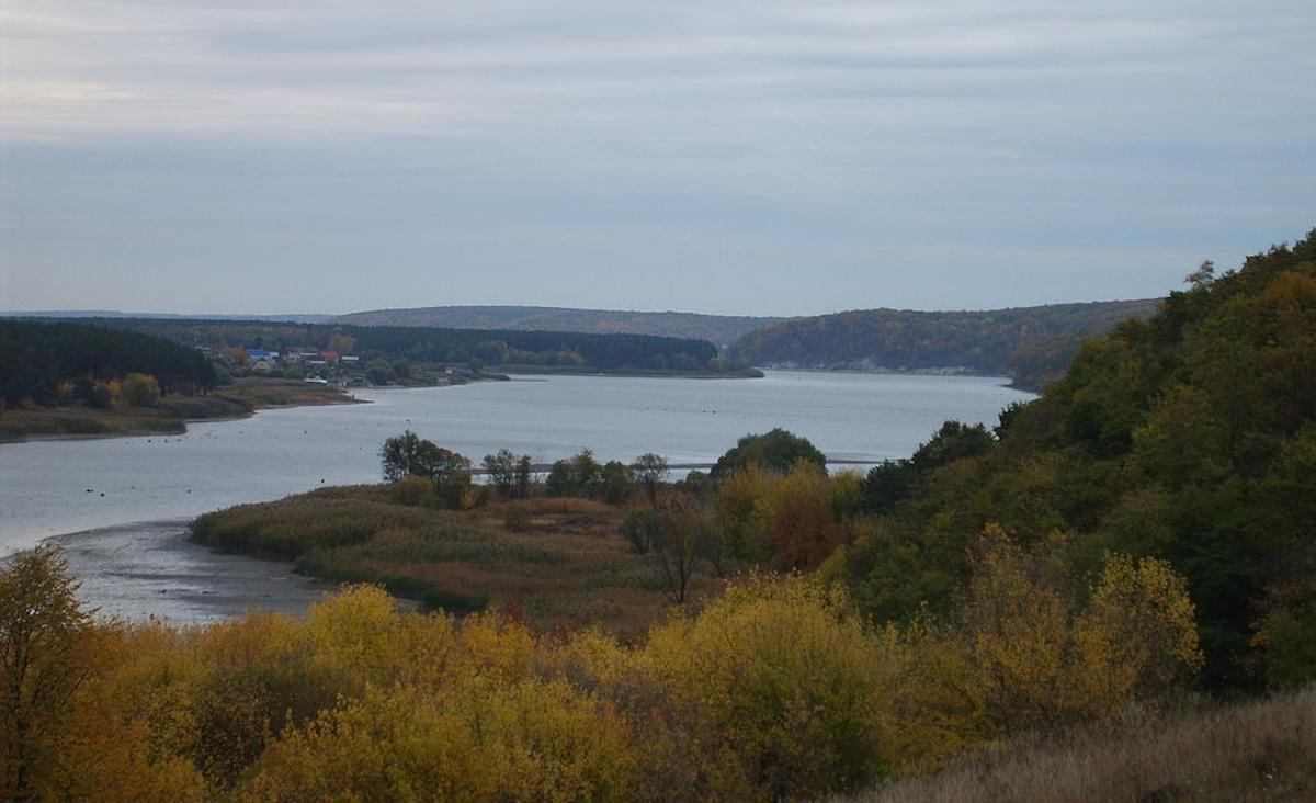 После удара по дамбе начало вытекать водохранилище в России, – СМИ (видео)