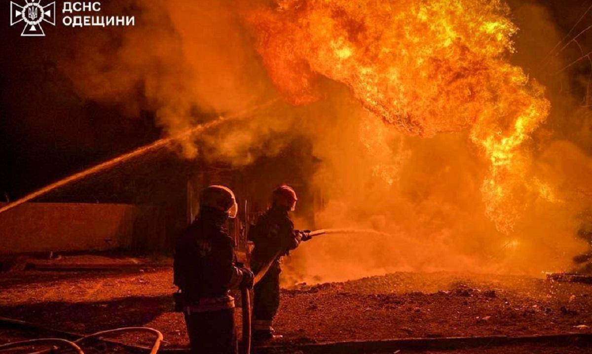 РФ ударила по Одесской области: загорелись несколько энергообъектов, повреждено депо (фото, видео)