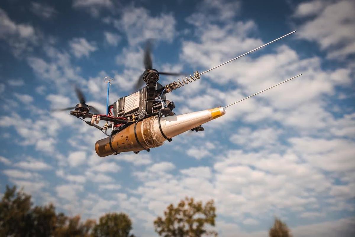 Россияне используют дроны, которые не поддаются глушению, под угрозой логистика ВСУ, – ВІ