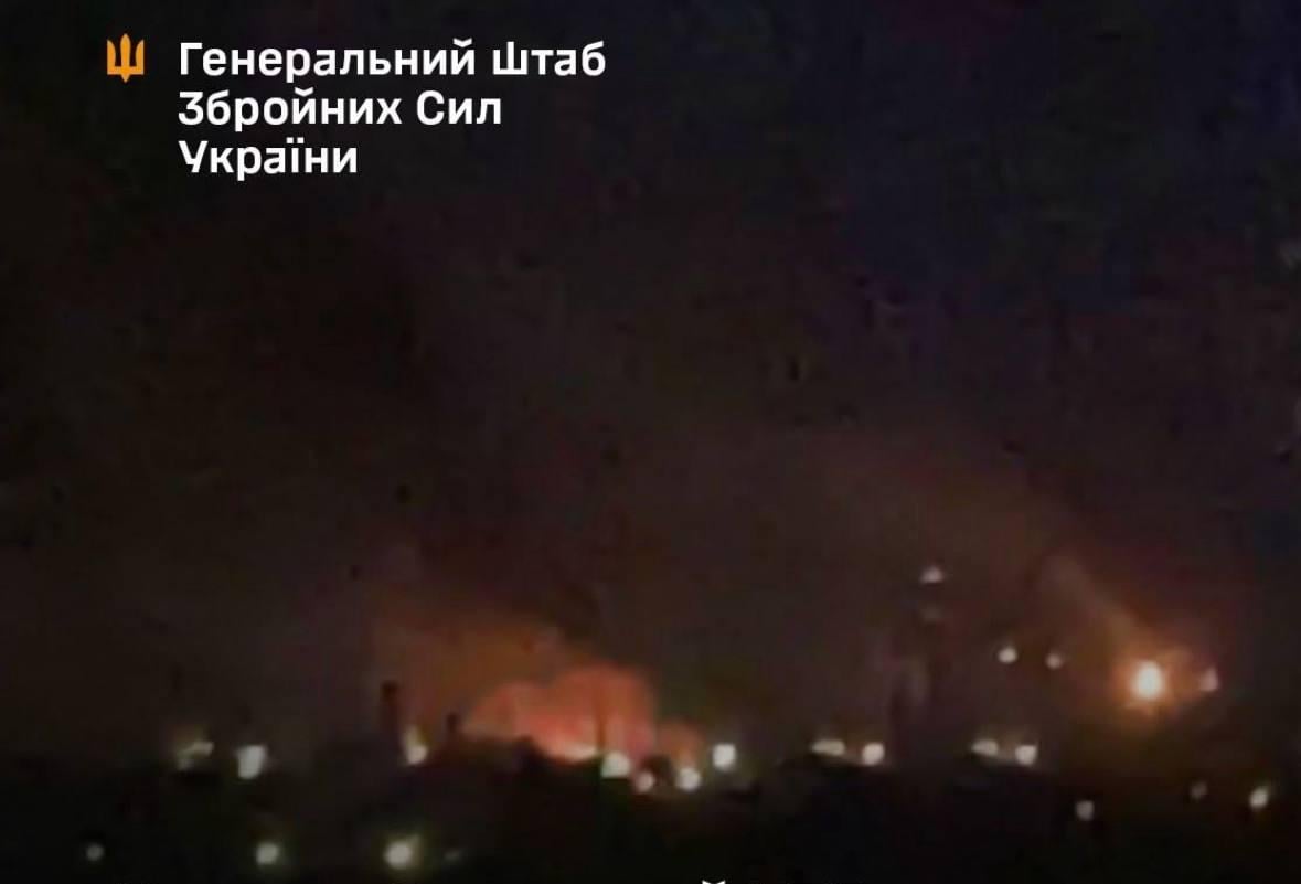 “Взрывы и большой пожар”: Генштаб подтвердил поражение НПЗ в РФ, который изготавливал авиатопливо