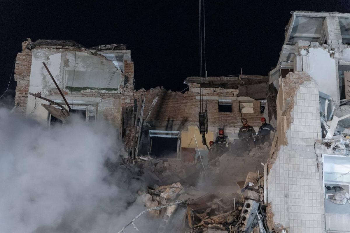 Более 20 человек могут находиться под завалами дома в Тернополе