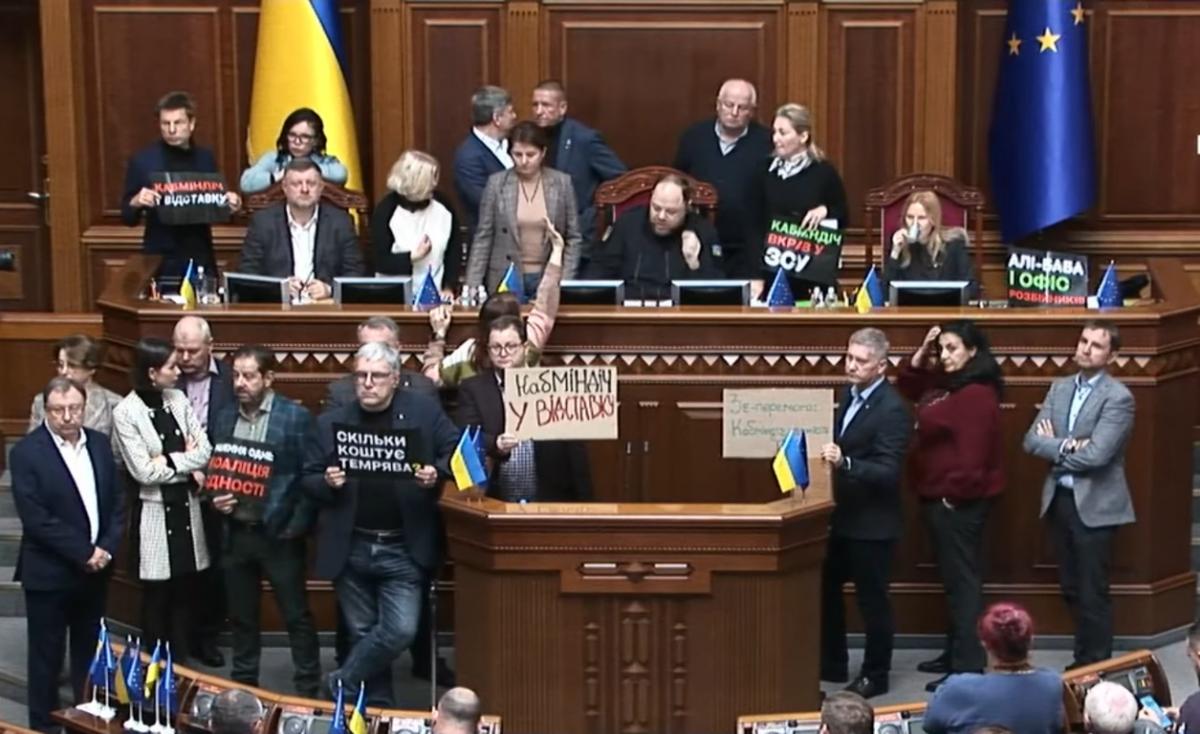 Голосование за отставку Галущенко и Гринчук: трибуну в Раде снова заблокировали