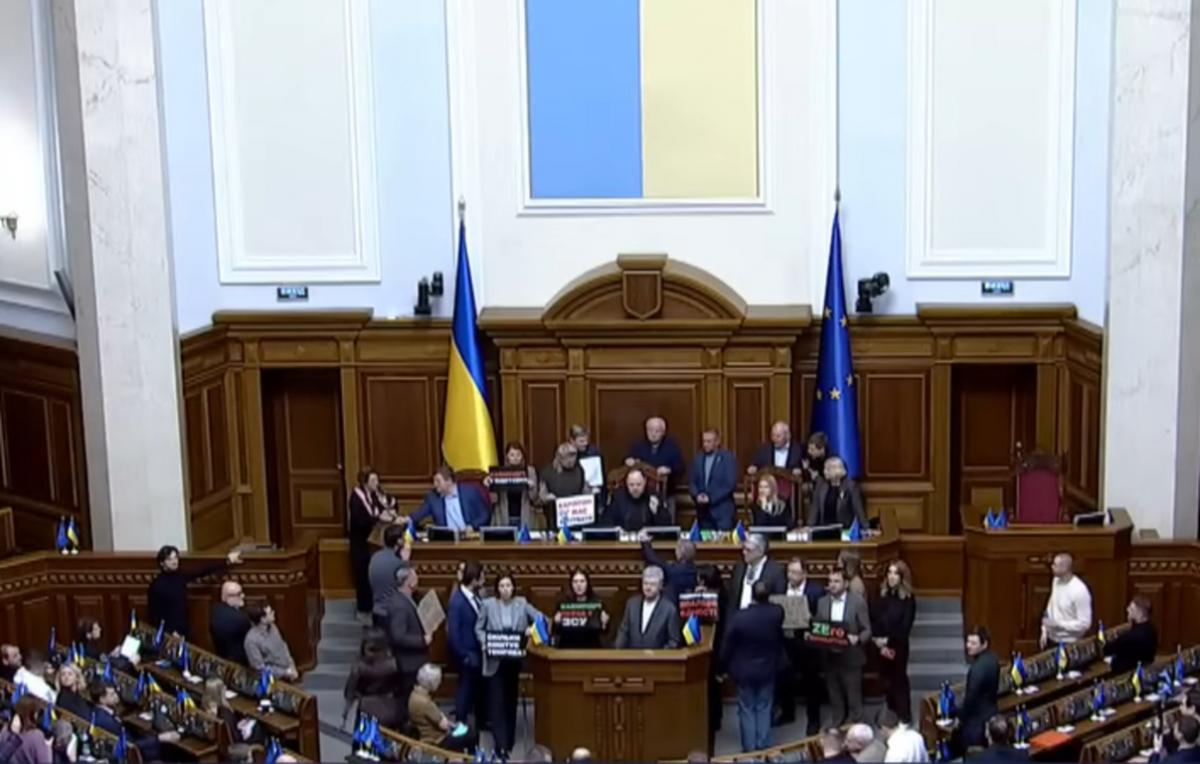 “Евросолидарность” заблокировала трибуну Рады: требует отставки правительства
