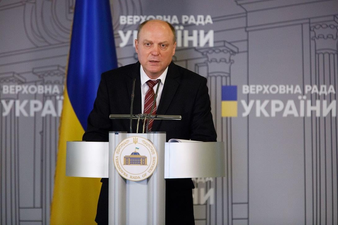 Нардеп о повышении выплат: Мы не должны в рваных штанах бегать попрошайкой