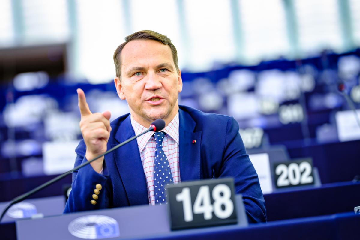 “У Зеленского корона с головы не упала бы”: в МИД Польши сделали жесткое заявление